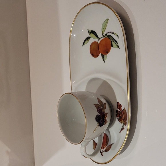 Vintage Royal worcester evesham gold trim teacup and saucer 11"×6 1/4" - Picture 2 of 6